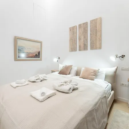High Ceiling Gem In Heart Of Historic District * Malaga