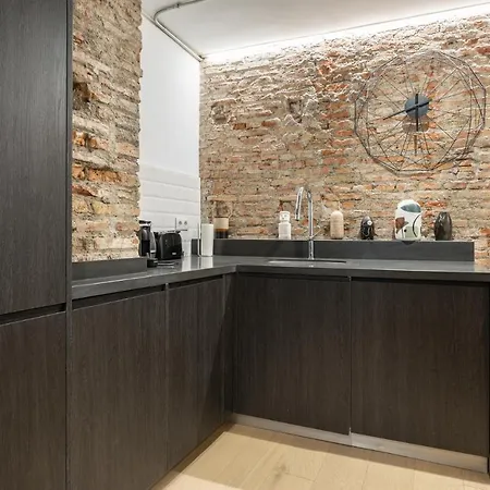 High Ceiling Gem In Heart Of Historic District *